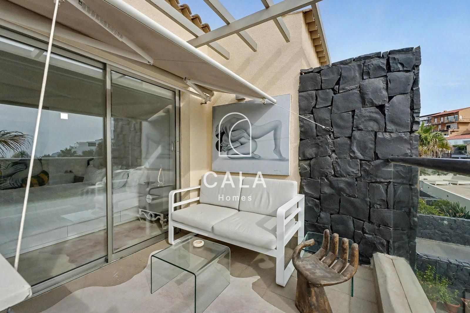 Exclusive villa with stunning front-line sea views.