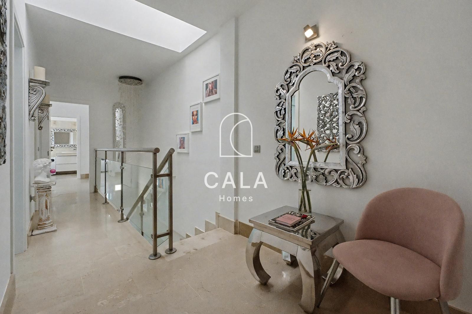 Exclusive villa with stunning front-line sea views.