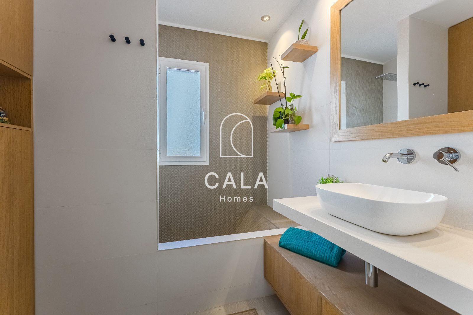 Exclusive Corner House with Sea Views, Private Garden and Independent Studio