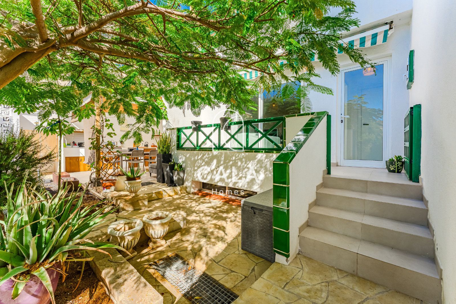 Exclusive Corner House with Sea Views, Private Garden and Independent Studio