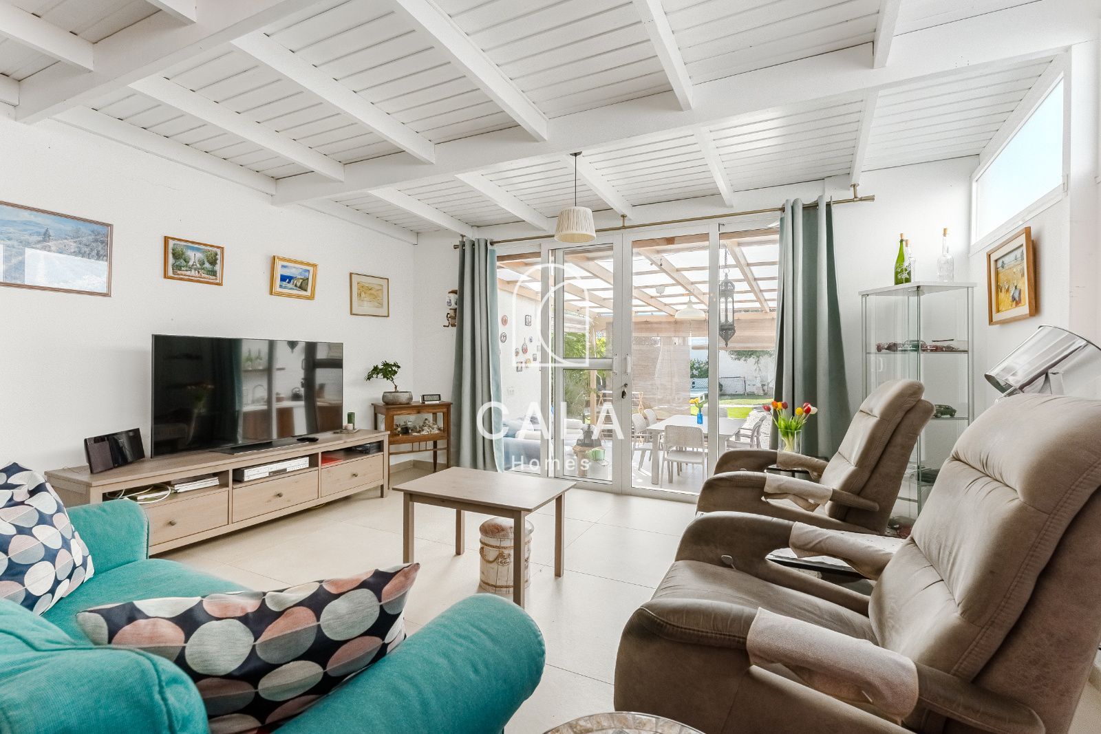 Exclusive Corner House with Sea Views, Private Garden and Independent Studio