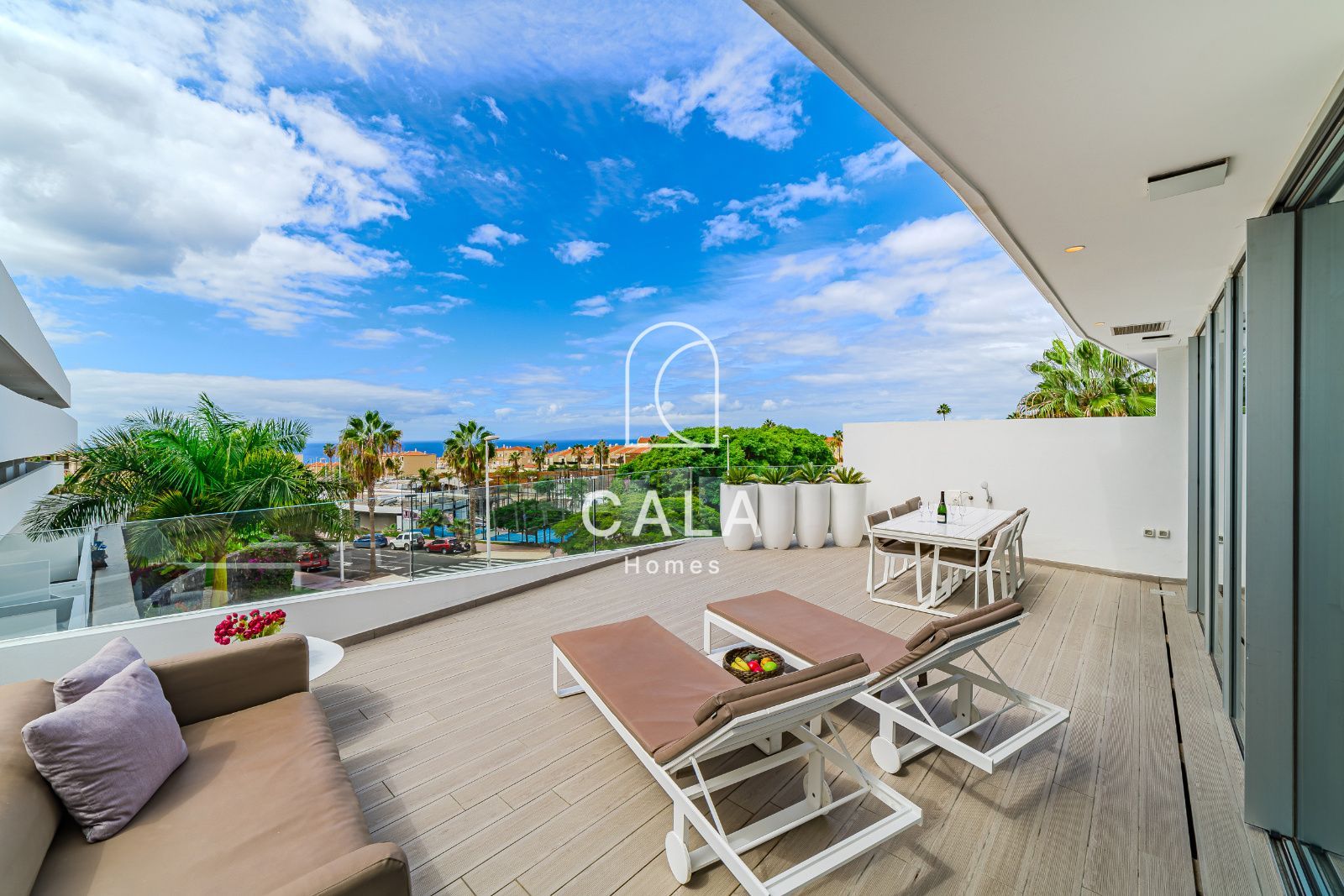 Apartamento privado de 2 dormitorios dentro de un resort de 5 estrellas, con confort, elegancia y una ubicación perfecta en Costa Adeje, Tenerife.