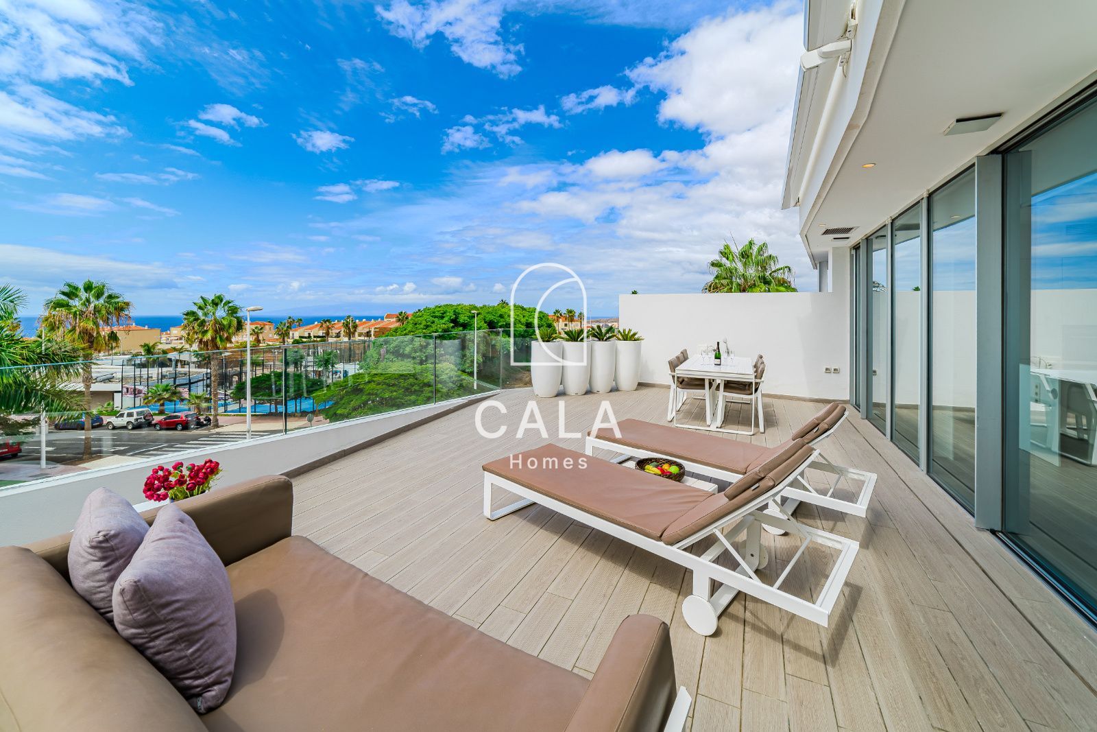 Apartamento privado de 2 dormitorios dentro de un resort de 5 estrellas, con confort, elegancia y una ubicación perfecta en Costa Adeje, Tenerife.