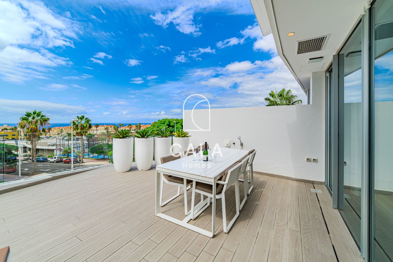 Apartamento privado de 2 dormitorios dentro de un resort de 5 estrellas, con confort, elegancia y una ubicación perfecta en Costa Adeje, Tenerife.