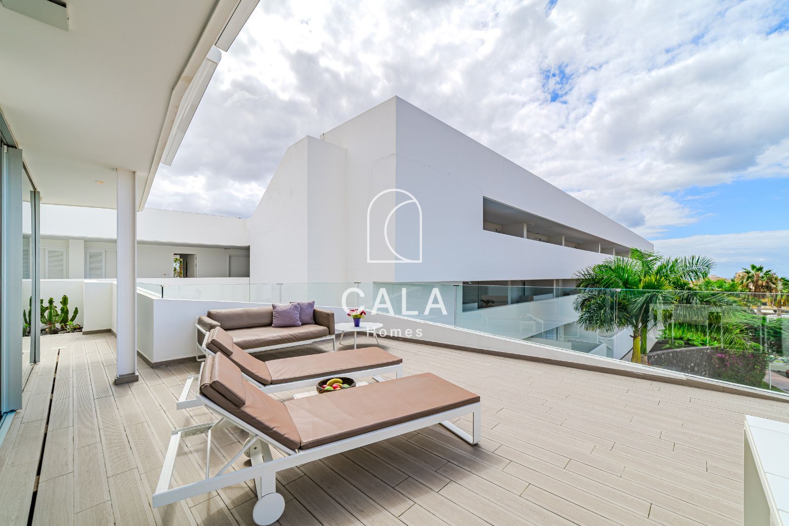 Apartamento privado de 2 dormitorios dentro de un resort de 5 estrellas, con confort, elegancia y una ubicación perfecta en Costa Adeje, Tenerife.