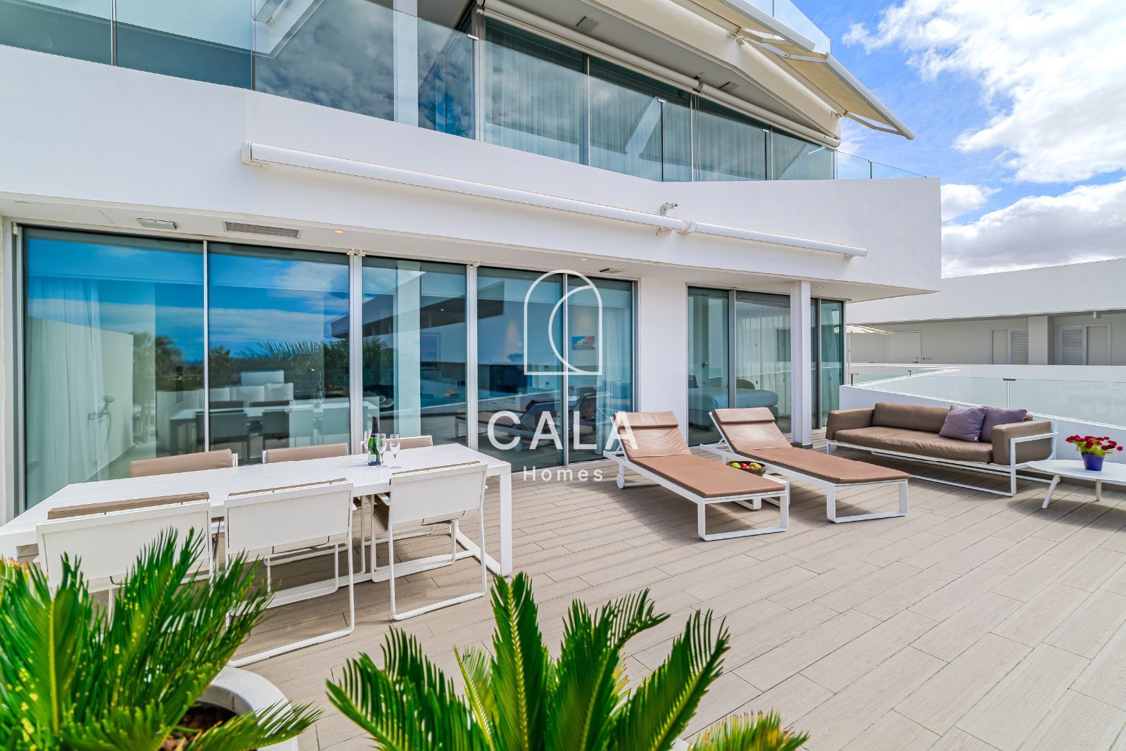 Apartamento privado de 2 dormitorios dentro de un resort de 5 estrellas, con confort, elegancia y una ubicación perfecta en Costa Adeje, Tenerife.