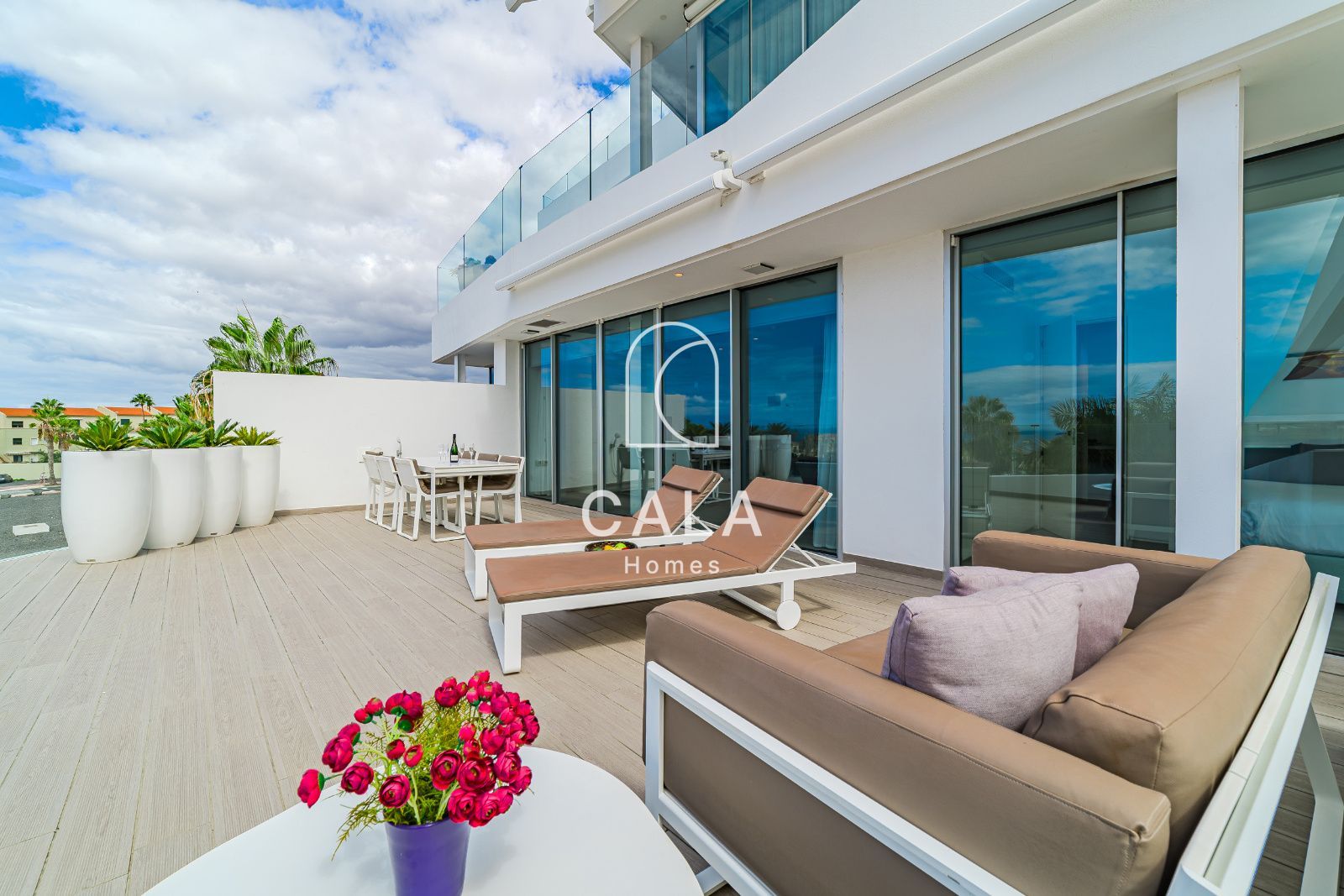 Apartamento privado de 2 dormitorios dentro de un resort de 5 estrellas, con confort, elegancia y una ubicación perfecta en Costa Adeje, Tenerife.