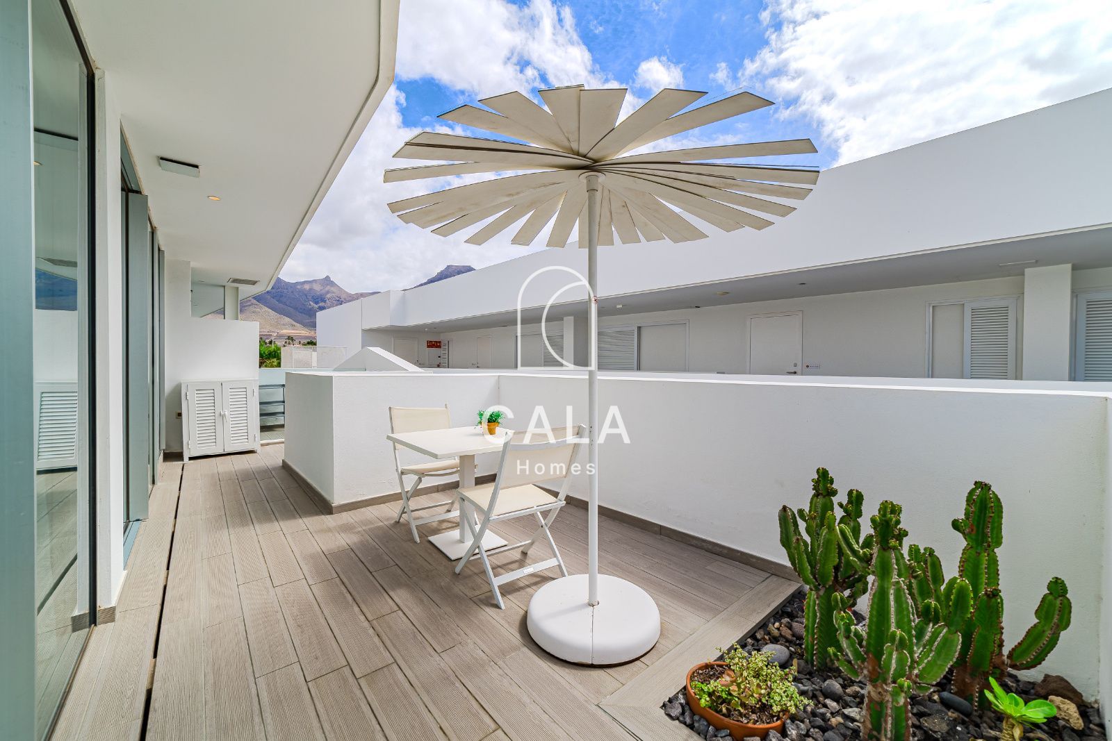 Apartamento privado de 2 dormitorios dentro de un resort de 5 estrellas, con confort, elegancia y una ubicación perfecta en Costa Adeje, Tenerife.