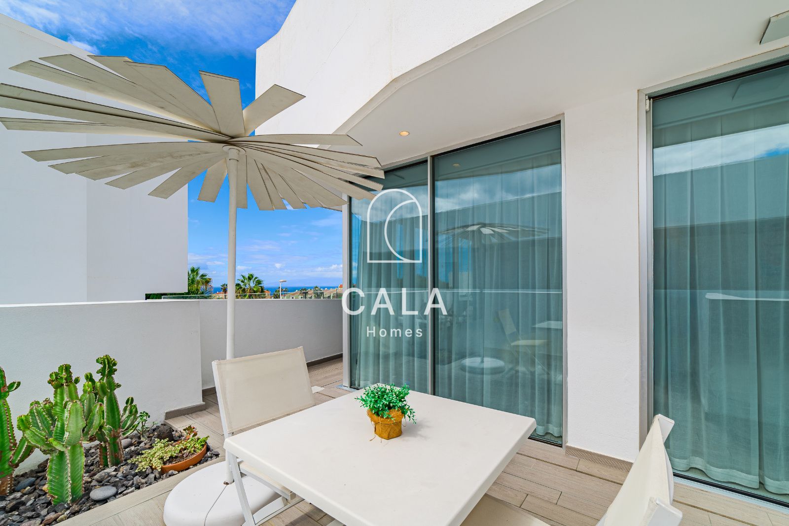 Apartamento privado de 2 dormitorios dentro de un resort de 5 estrellas, con confort, elegancia y una ubicación perfecta en Costa Adeje, Tenerife.