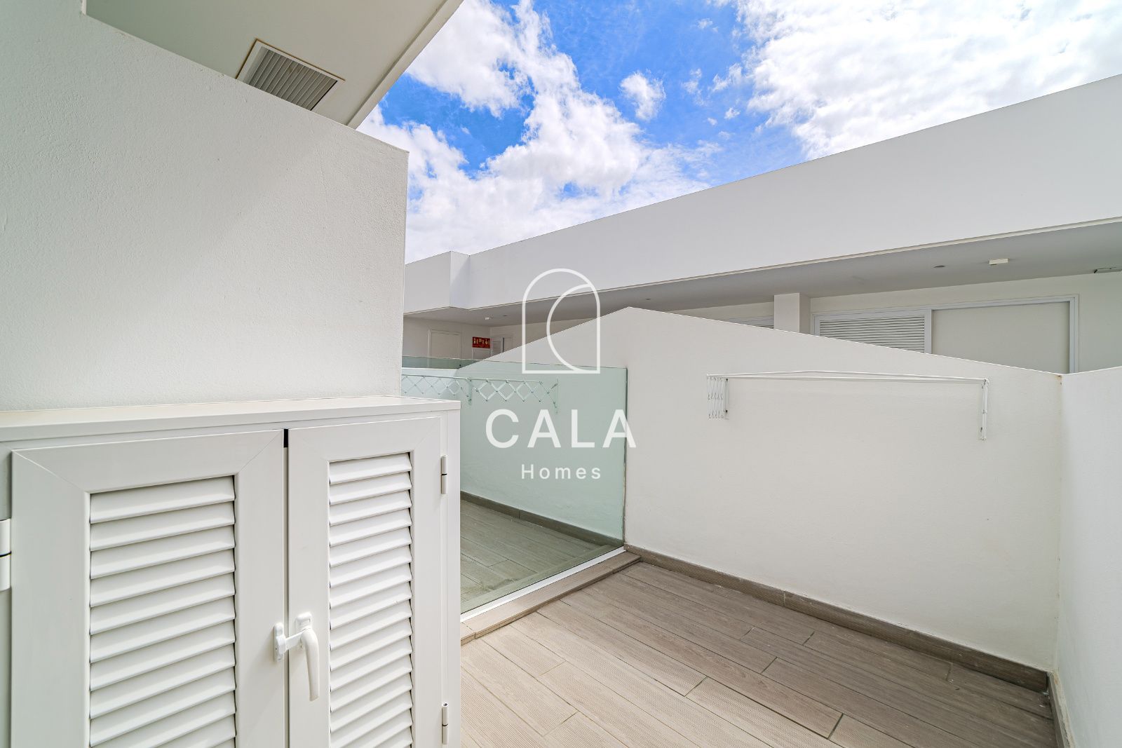 Apartamento privado de 2 dormitorios dentro de un resort de 5 estrellas, con confort, elegancia y una ubicación perfecta en Costa Adeje, Tenerife.