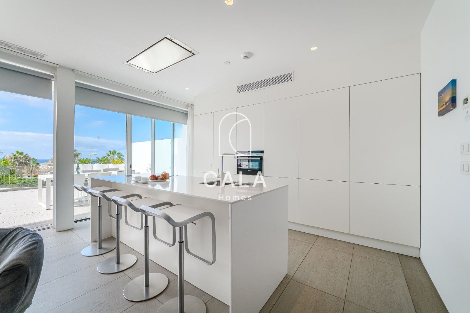 Apartamento privado de 2 dormitorios dentro de un resort de 5 estrellas, con confort, elegancia y una ubicación perfecta en Costa Adeje, Tenerife.