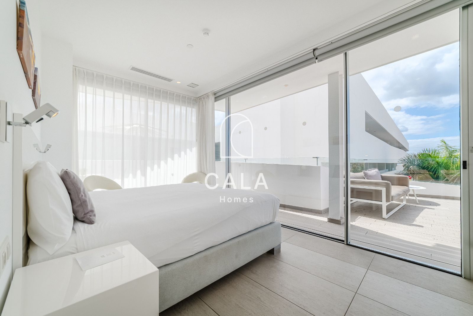 Apartamento privado de 2 dormitorios dentro de un resort de 5 estrellas, con confort, elegancia y una ubicación perfecta en Costa Adeje, Tenerife.