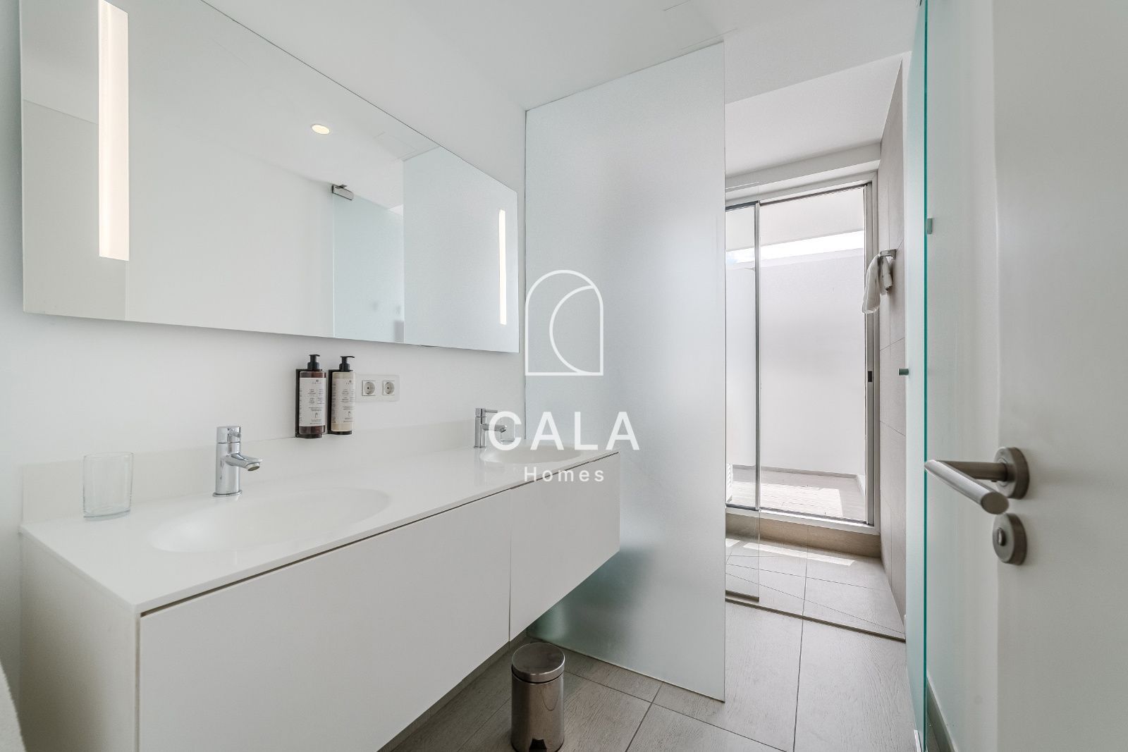 Apartamento privado de 2 dormitorios dentro de un resort de 5 estrellas, con confort, elegancia y una ubicación perfecta en Costa Adeje, Tenerife.