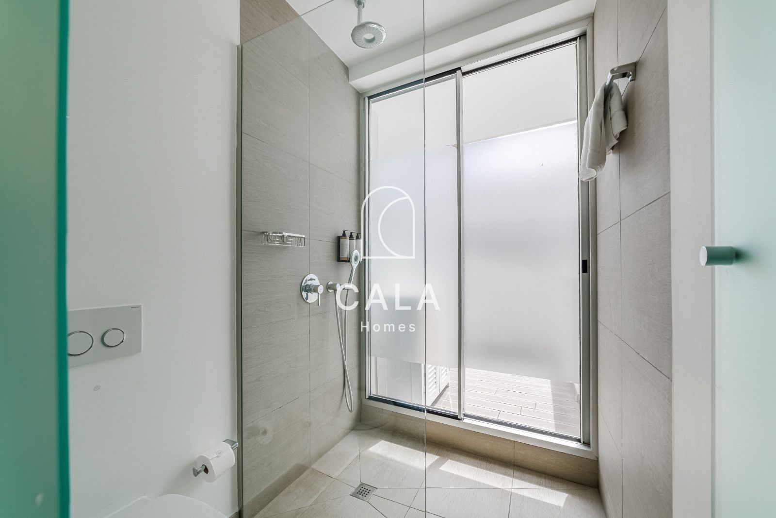 Apartamento privado de 2 dormitorios dentro de un resort de 5 estrellas, con confort, elegancia y una ubicación perfecta en Costa Adeje, Tenerife.