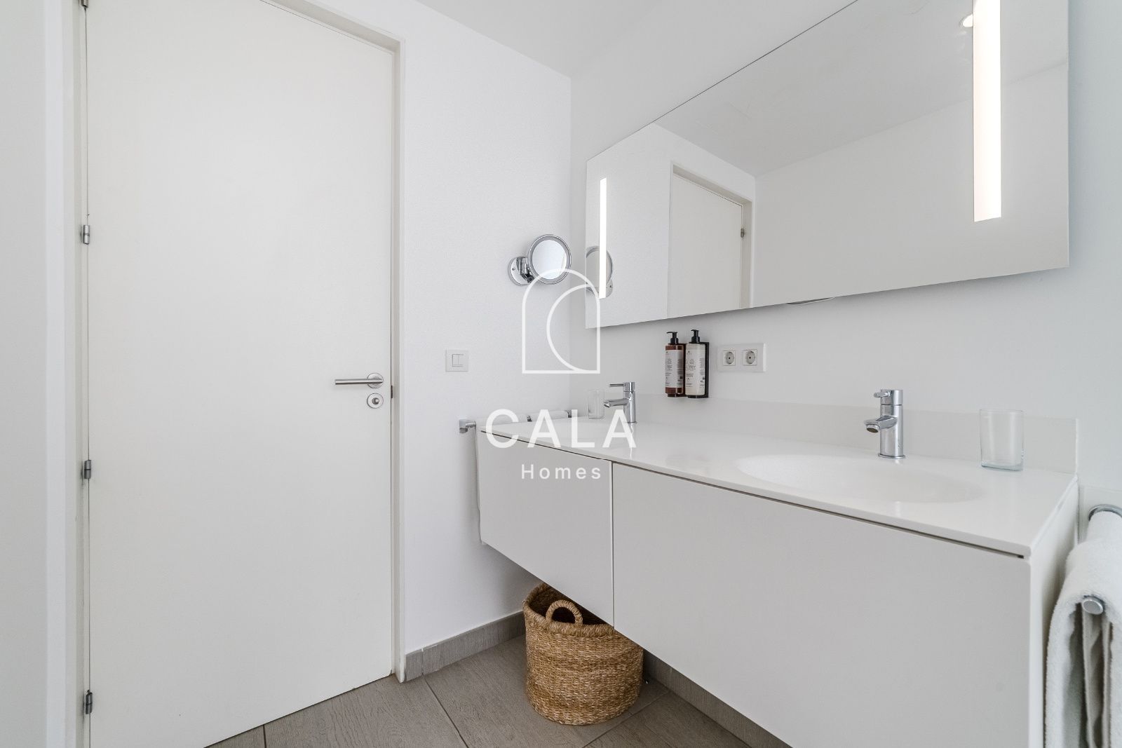 Apartamento privado de 2 dormitorios dentro de un resort de 5 estrellas, con confort, elegancia y una ubicación perfecta en Costa Adeje, Tenerife.