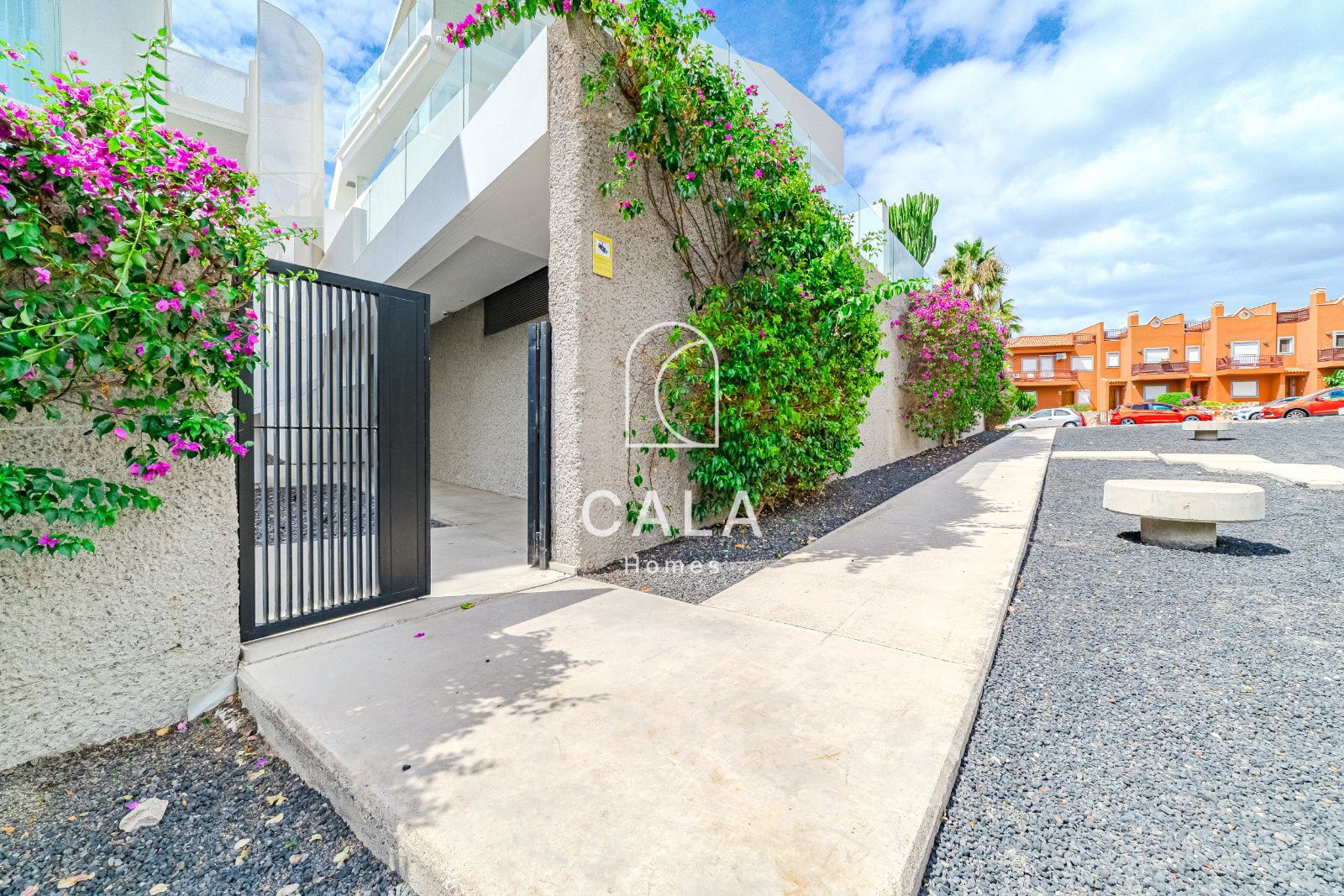 Apartamento privado de 2 dormitorios dentro de un resort de 5 estrellas, con confort, elegancia y una ubicación perfecta en Costa Adeje, Tenerife.