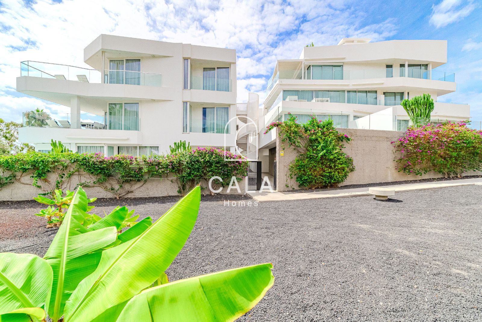 Apartamento privado de 2 dormitorios dentro de un resort de 5 estrellas, con confort, elegancia y una ubicación perfecta en Costa Adeje, Tenerife.