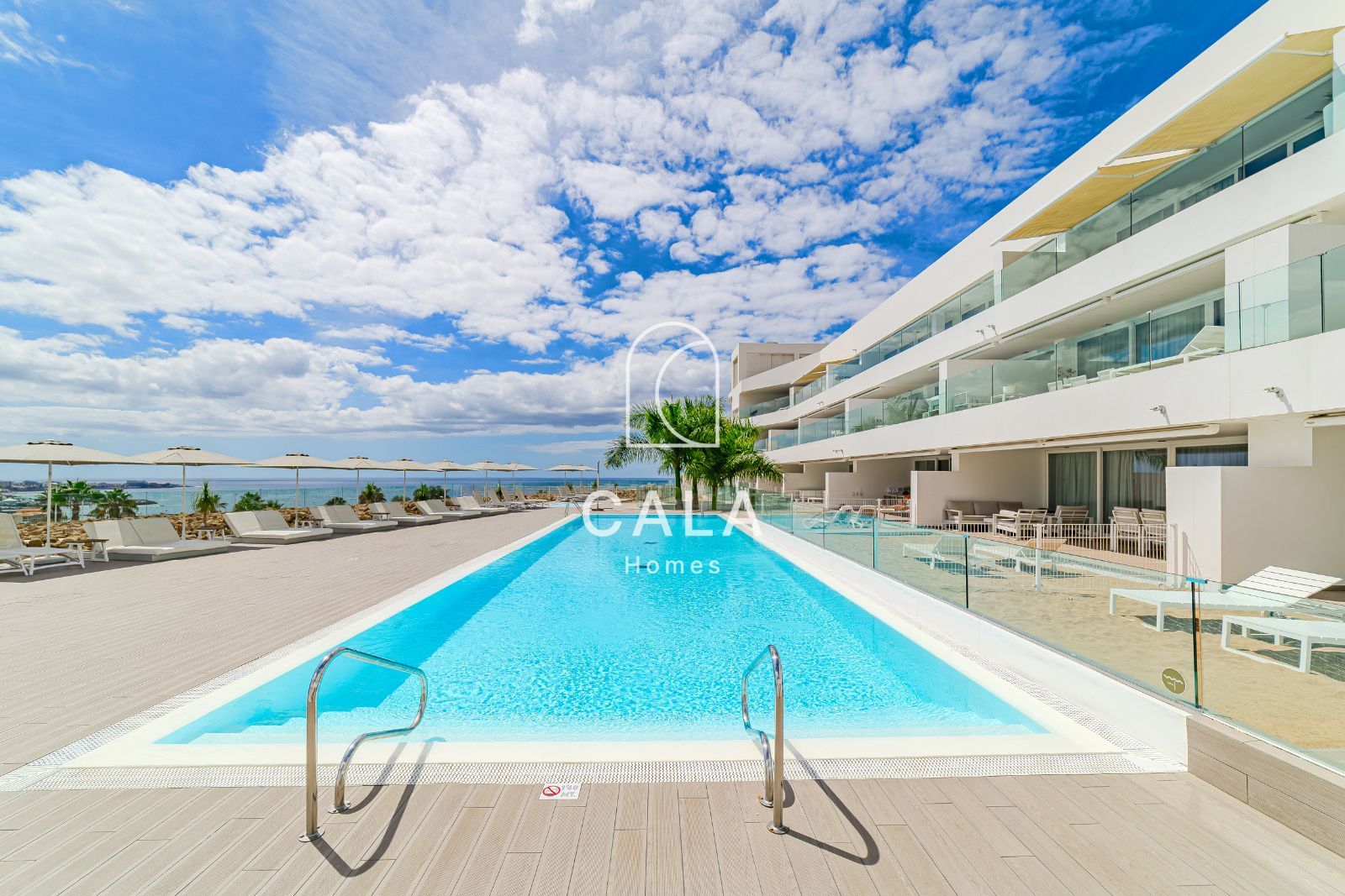 Apartamento privado de 2 dormitorios dentro de un resort de 5 estrellas, con confort, elegancia y una ubicación perfecta en Costa Adeje, Tenerife.