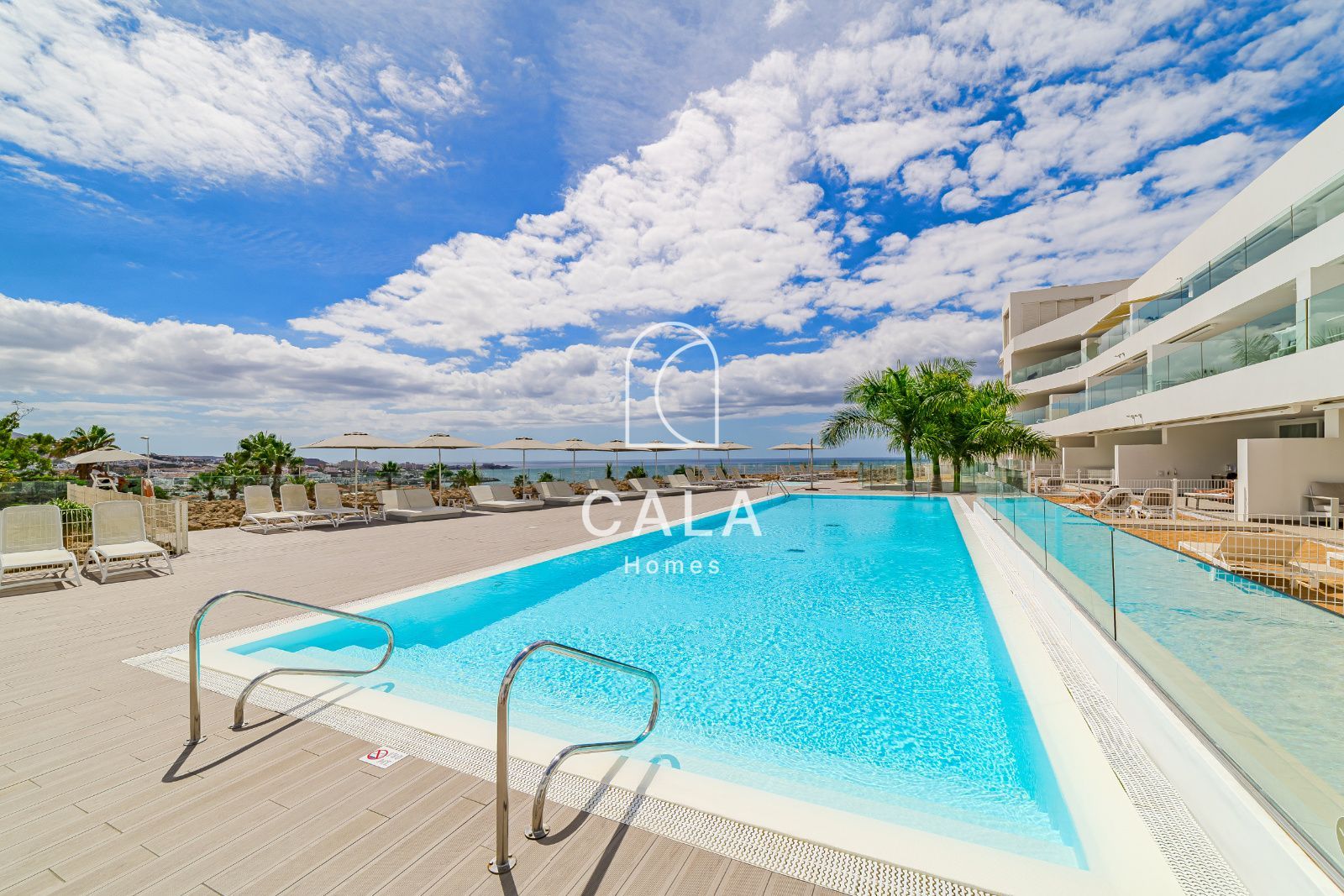 Apartamento privado de 2 dormitorios dentro de un resort de 5 estrellas, con confort, elegancia y una ubicación perfecta en Costa Adeje, Tenerife.