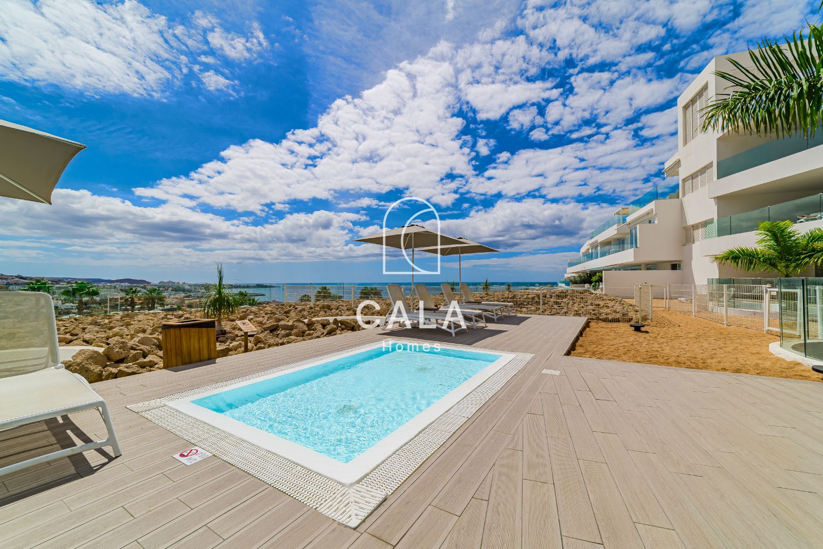 Apartamento privado de 2 dormitorios dentro de un resort de 5 estrellas, con confort, elegancia y una ubicación perfecta en Costa Adeje, Tenerife.