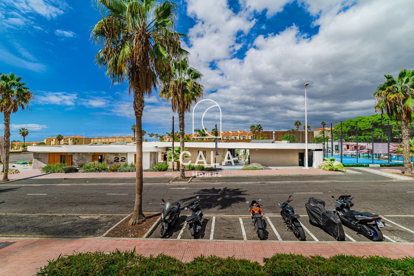 Apartamento privado de 2 dormitorios dentro de un resort de 5 estrellas, con confort, elegancia y una ubicación perfecta en Costa Adeje, Tenerife.