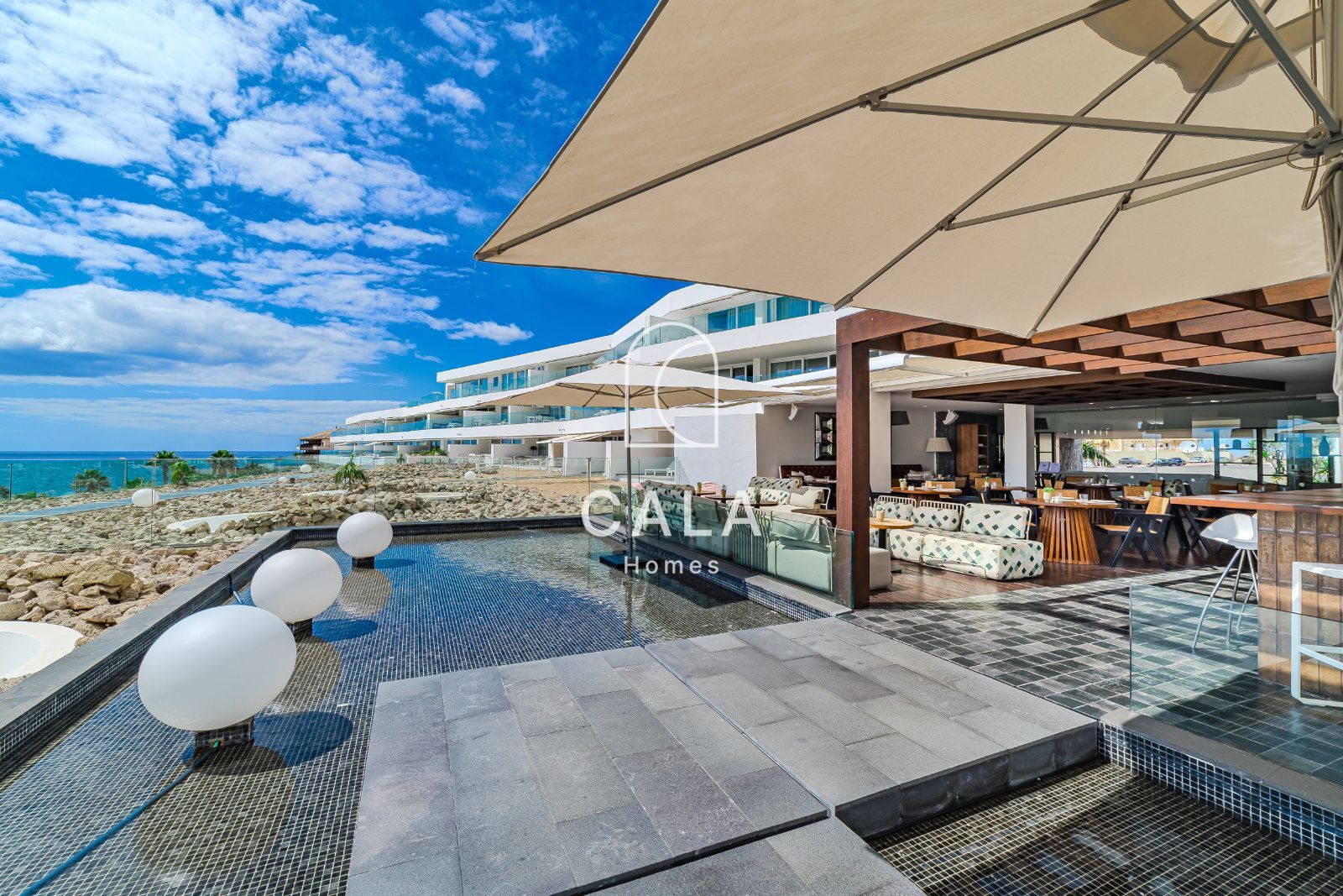 Apartamento privado de 2 dormitorios dentro de un resort de 5 estrellas, con confort, elegancia y una ubicación perfecta en Costa Adeje, Tenerife.