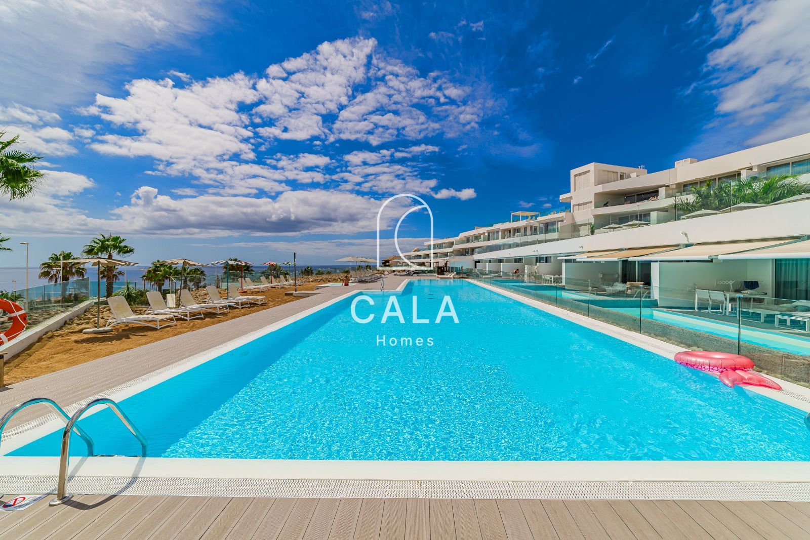 Apartamento privado de 2 dormitorios dentro de un resort de 5 estrellas, con confort, elegancia y una ubicación perfecta en Costa Adeje, Tenerife.