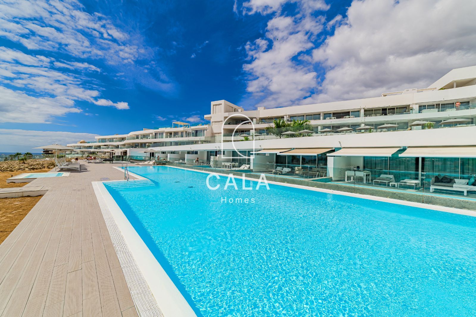 Apartamento privado de 2 dormitorios dentro de un resort de 5 estrellas, con confort, elegancia y una ubicación perfecta en Costa Adeje, Tenerife.