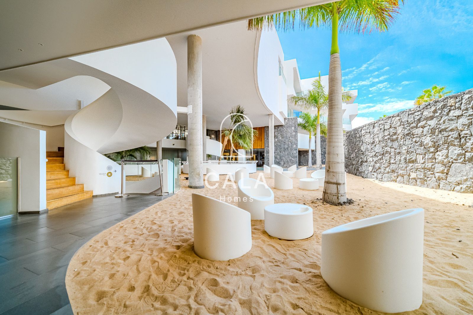 Apartamento privado de 2 dormitorios dentro de un resort de 5 estrellas, con confort, elegancia y una ubicación perfecta en Costa Adeje, Tenerife.