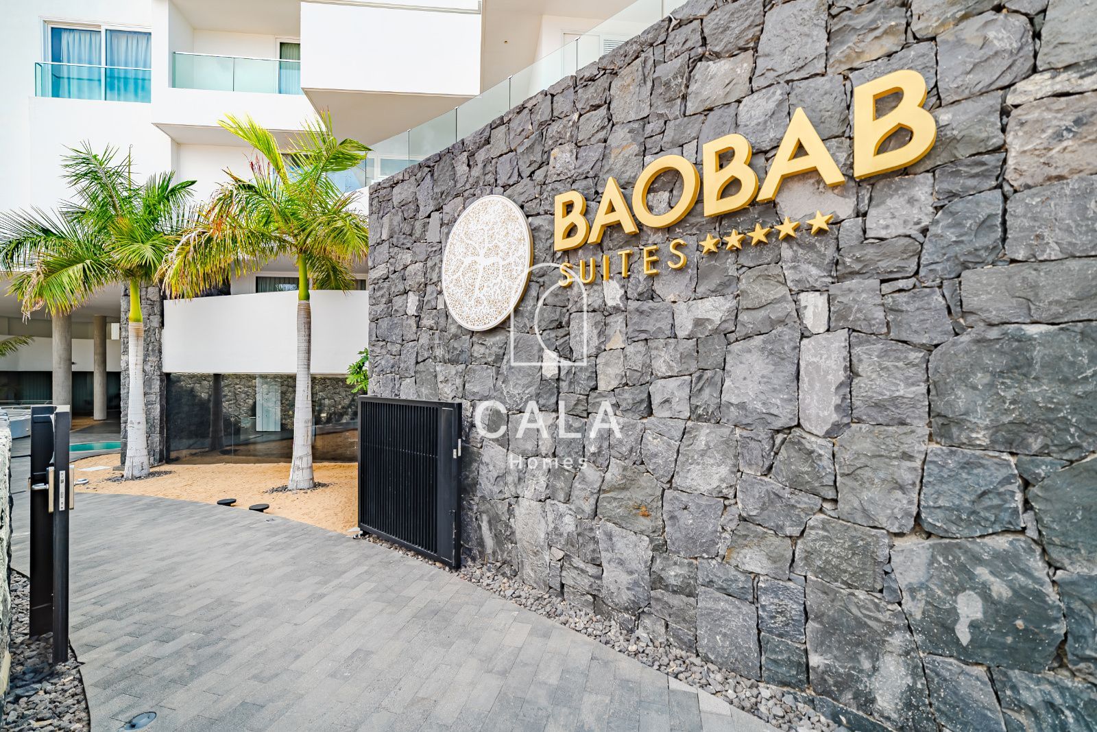 Apartamento privado de 2 dormitorios dentro de un resort de 5 estrellas, con confort, elegancia y una ubicación perfecta en Costa Adeje, Tenerife.