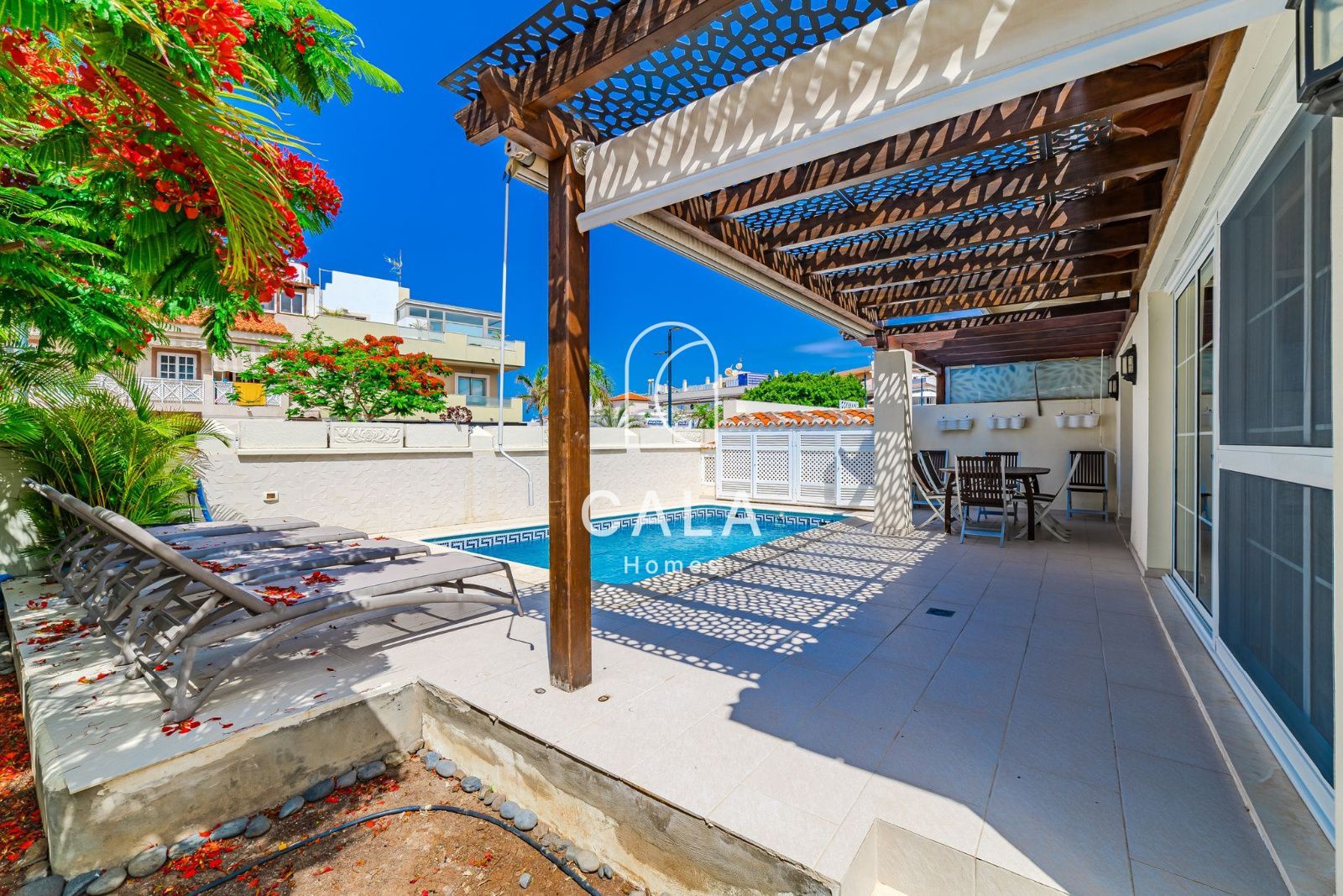 5-bedroom house with sea views in La Caleta