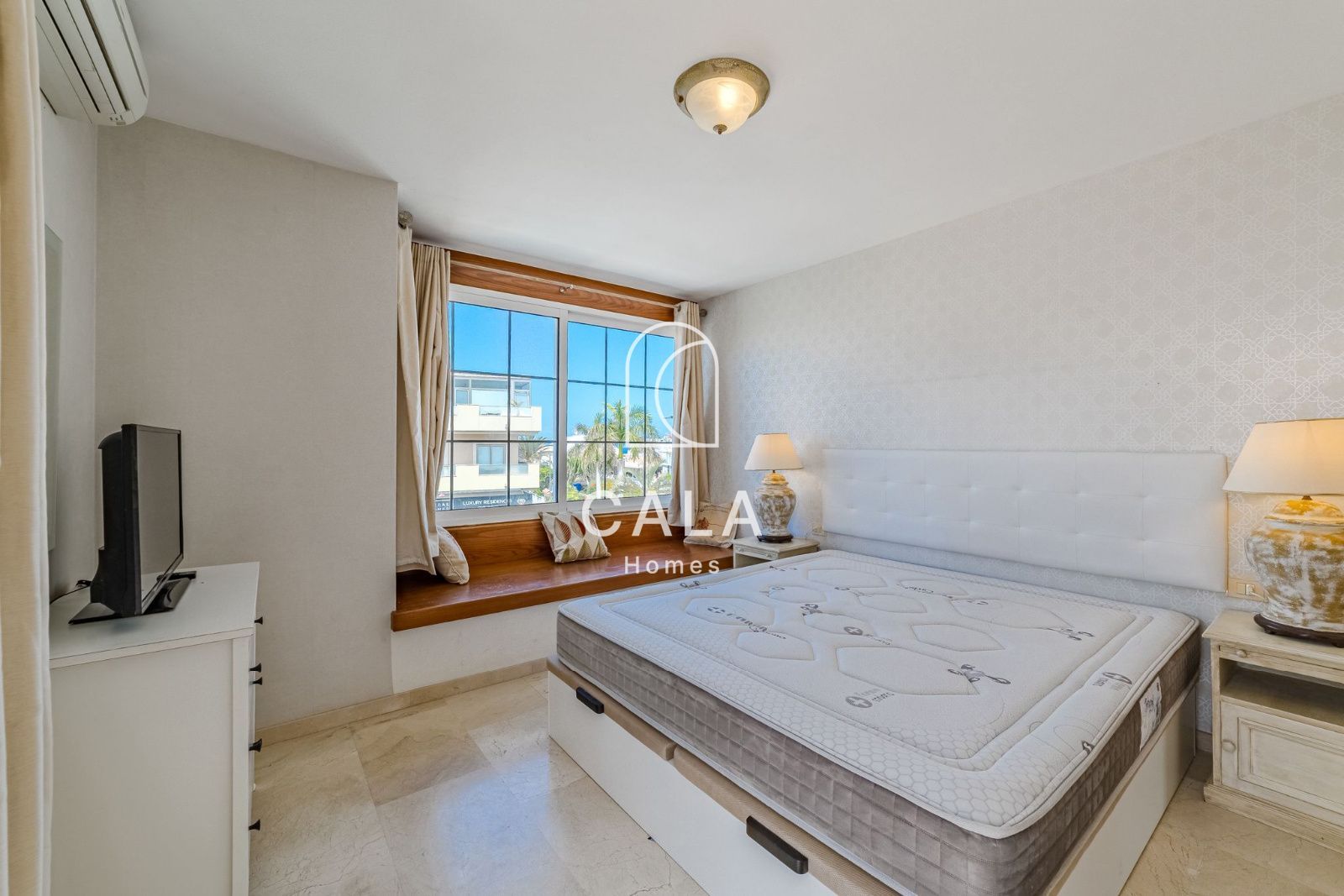 5-bedroom house with sea views in La Caleta