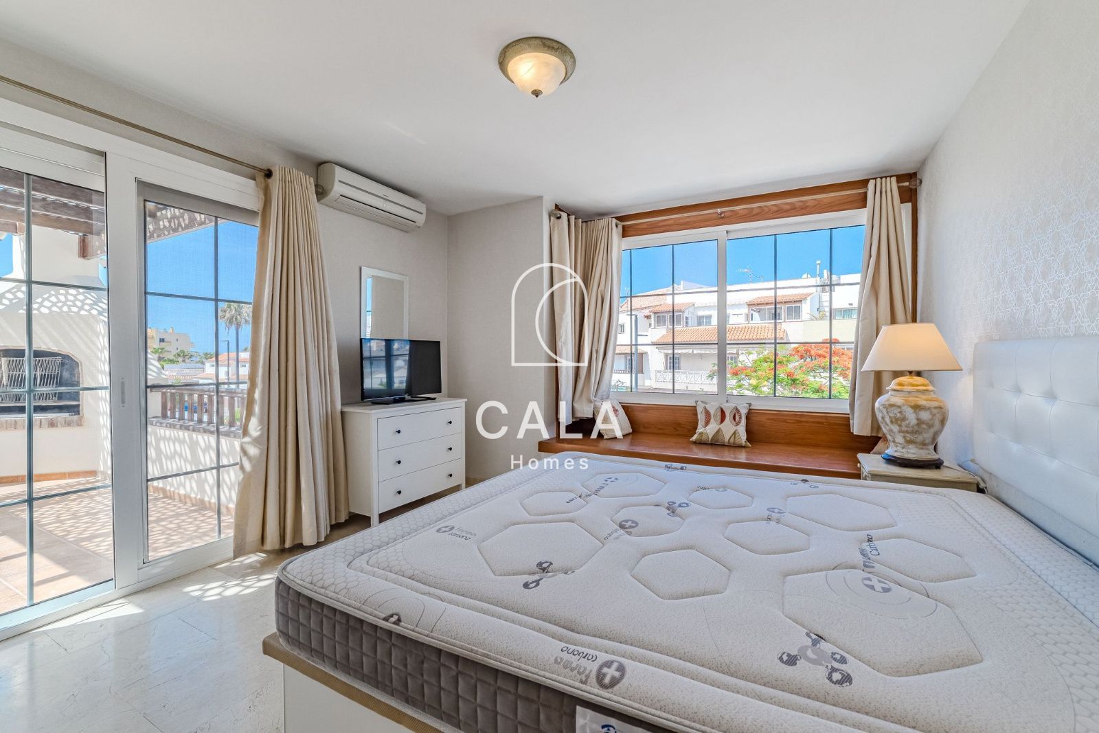 5-bedroom house with sea views in La Caleta