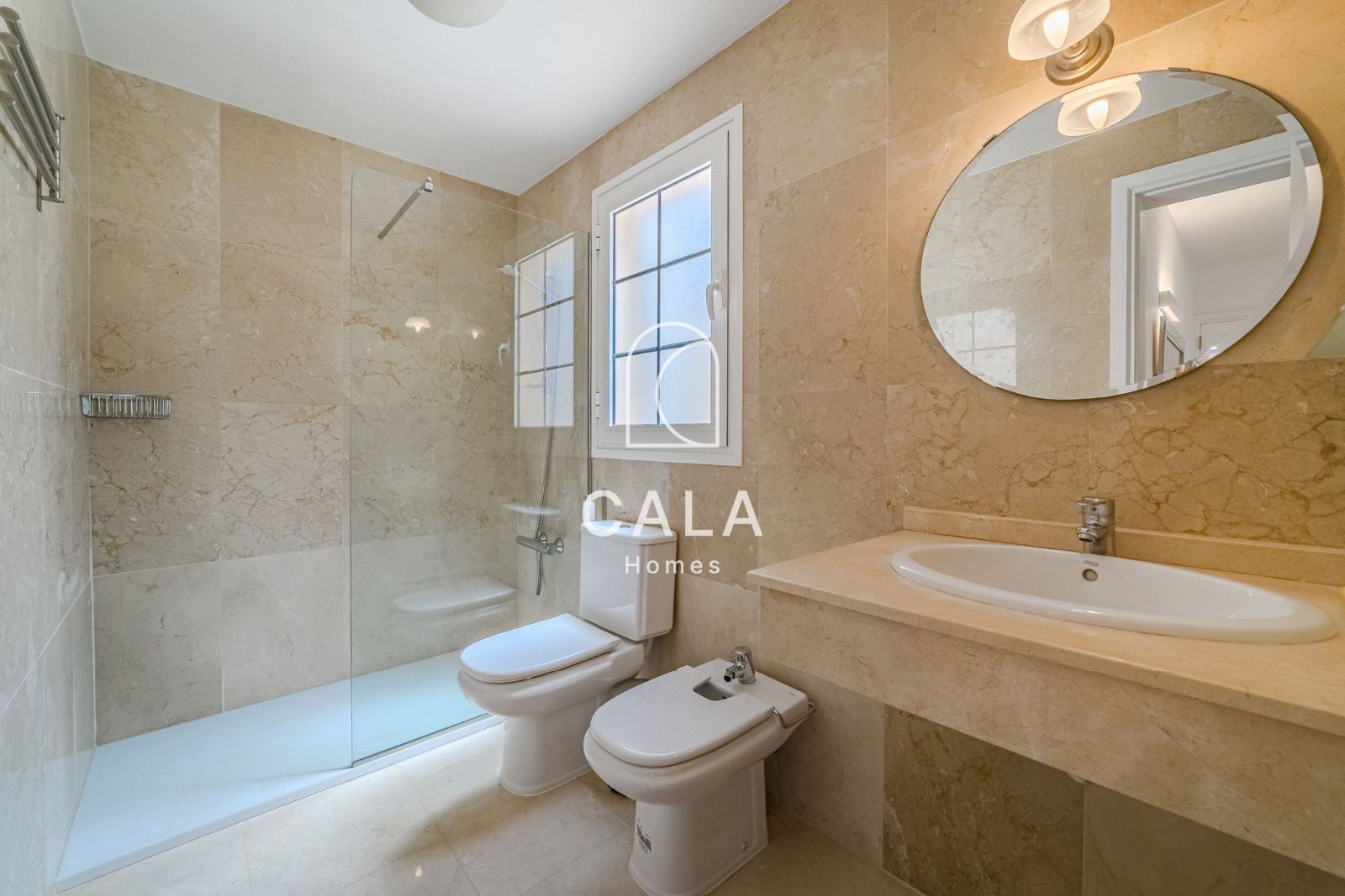 5-bedroom house with sea views in La Caleta