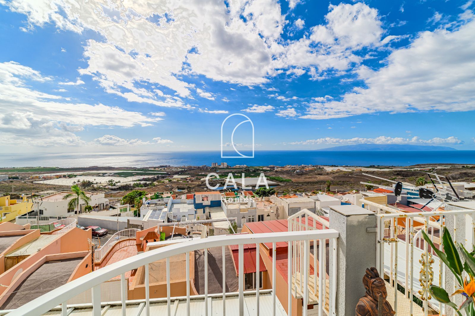 Detached chalet with sea views in Los Menores