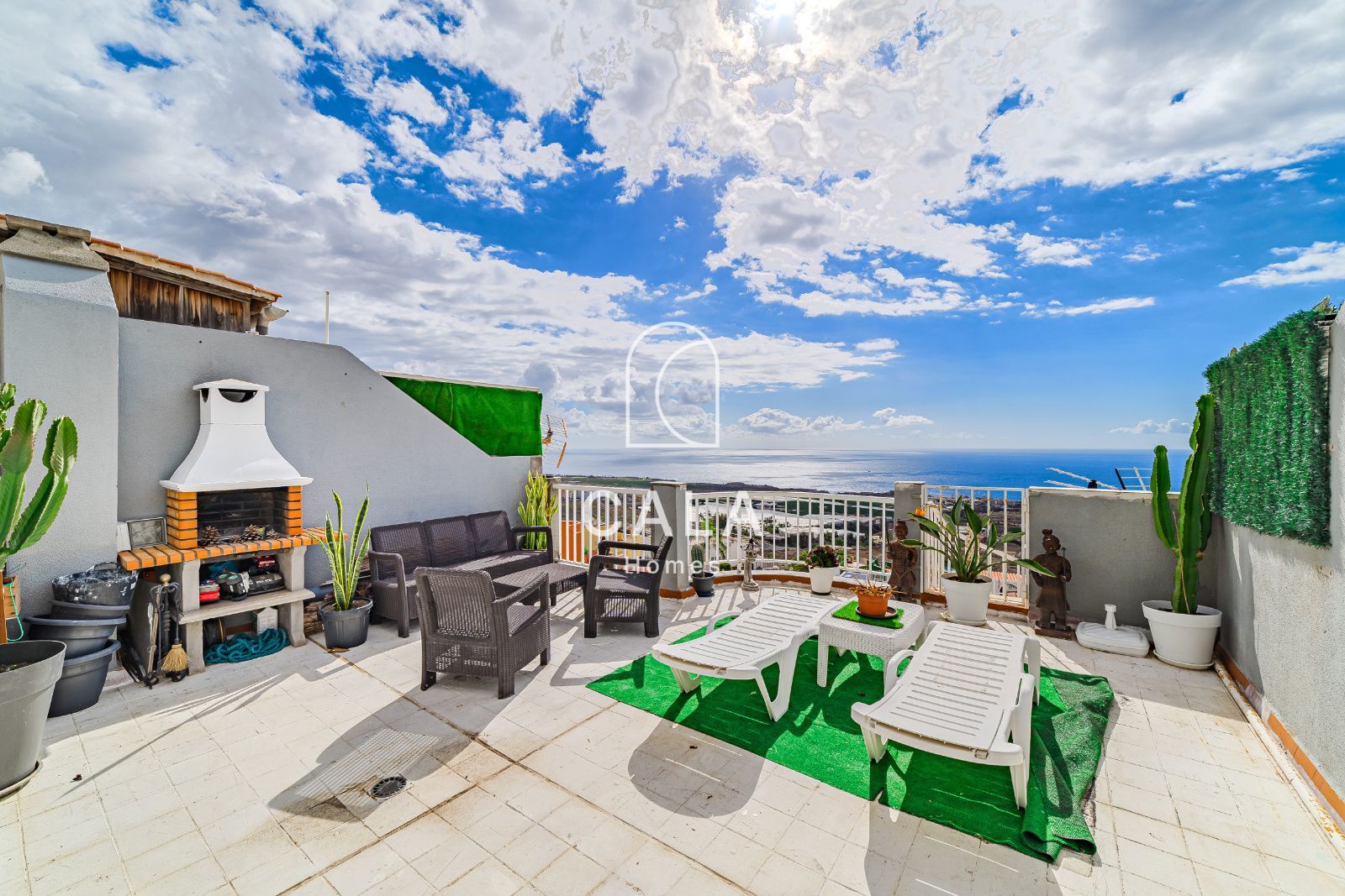 Detached chalet with sea views in Los Menores