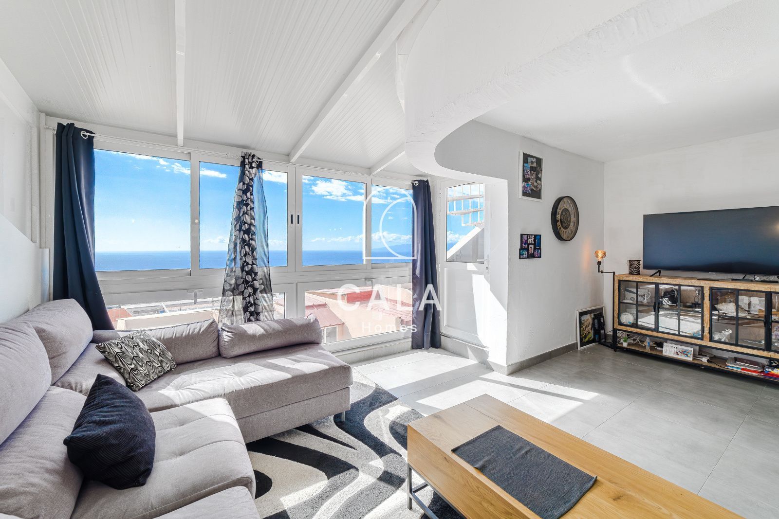 Detached chalet with sea views in Los Menores