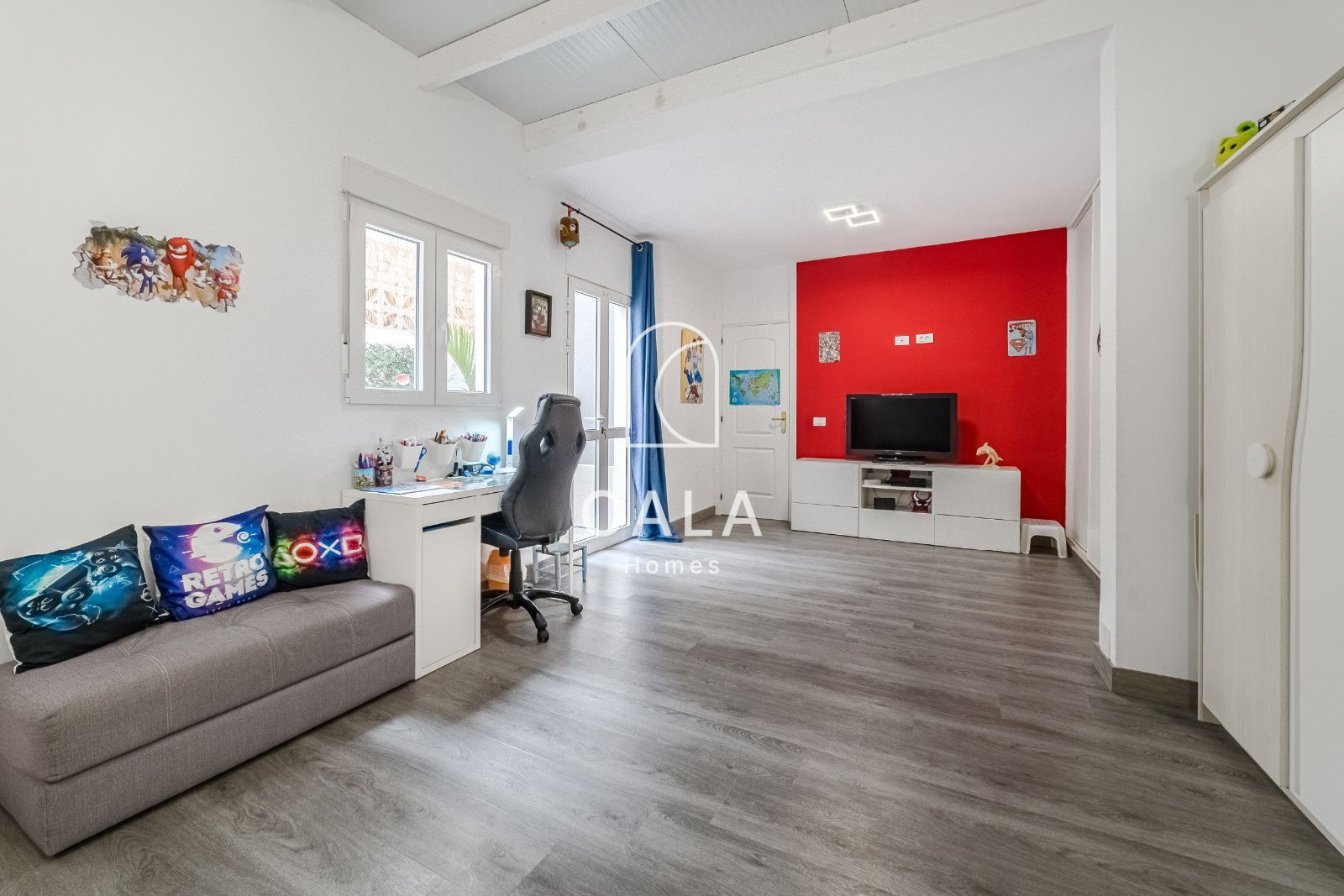 Detached chalet with sea views in Los Menores