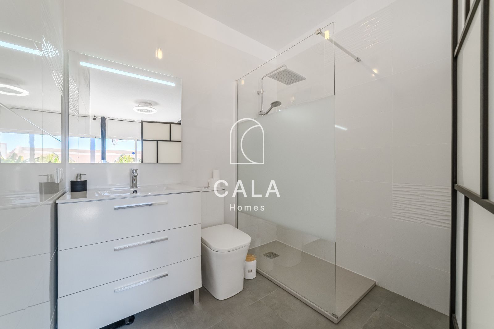 Detached chalet with sea views in Los Menores