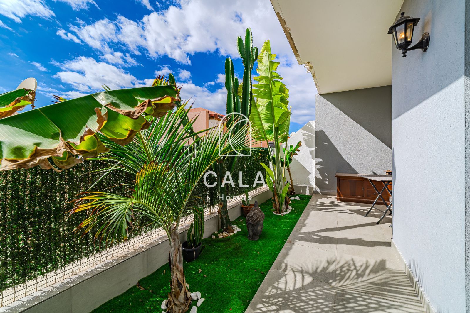 Detached chalet with sea views in Los Menores