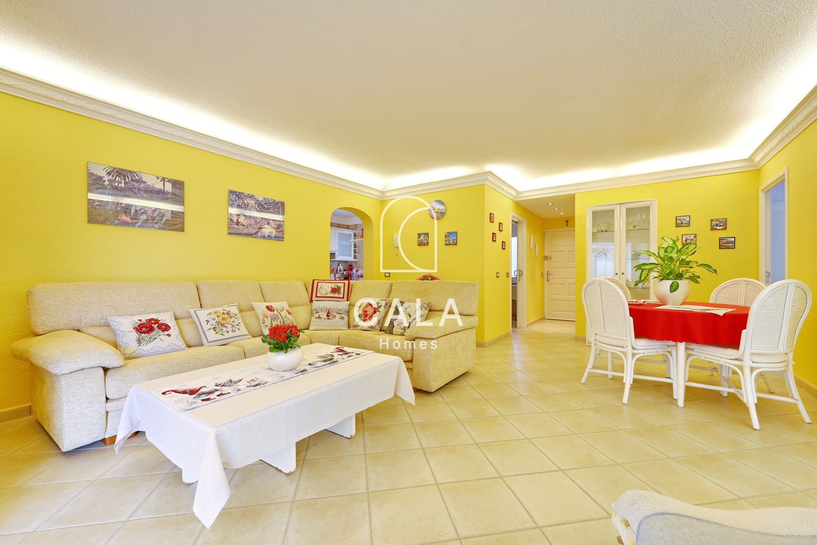 Beautiful Villa with Private Pool in Callao Salvaje