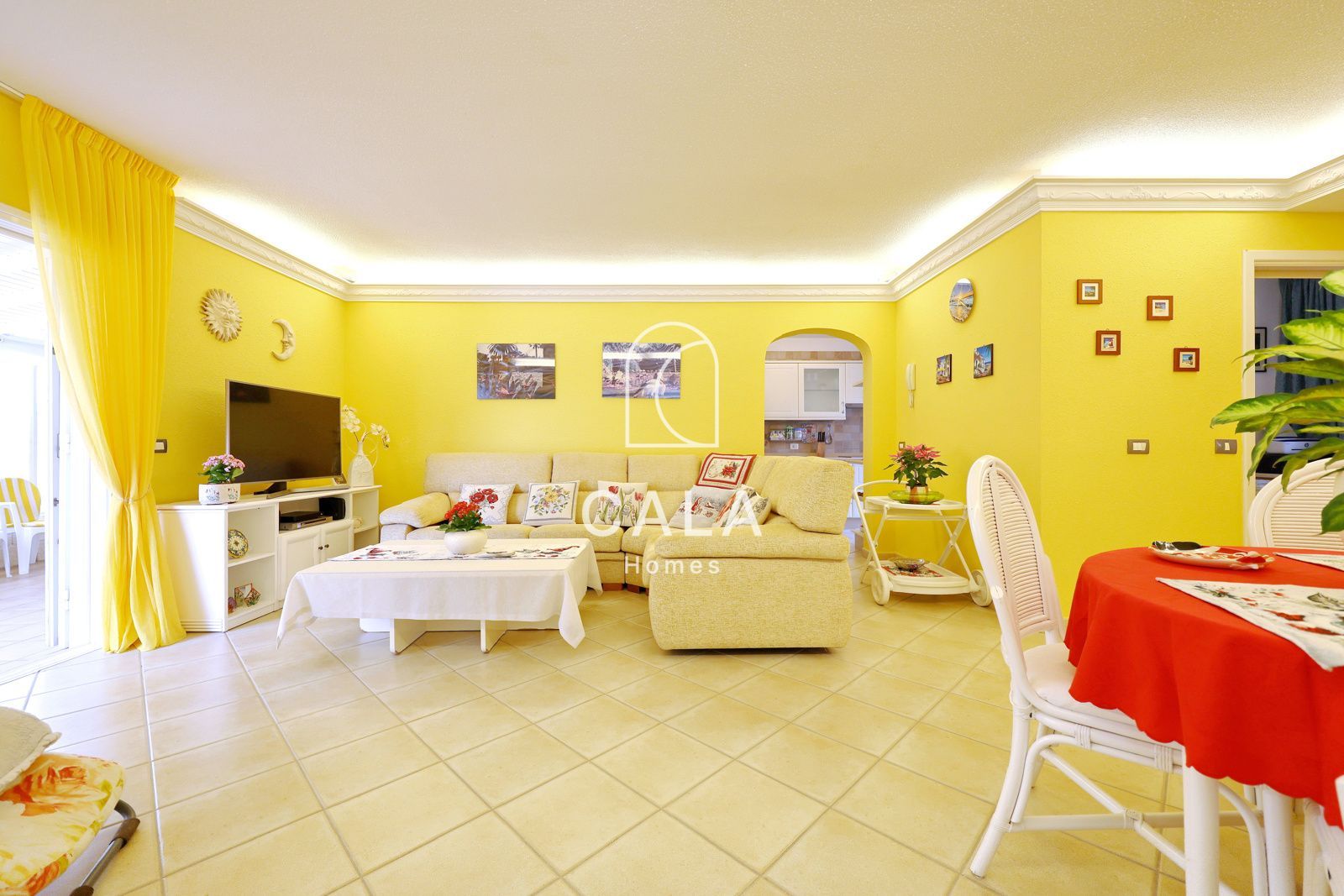 Beautiful Villa with Private Pool in Callao Salvaje