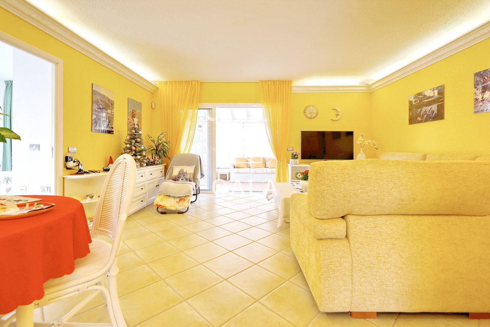 Beautiful Villa with Private Pool in Callao Salvaje