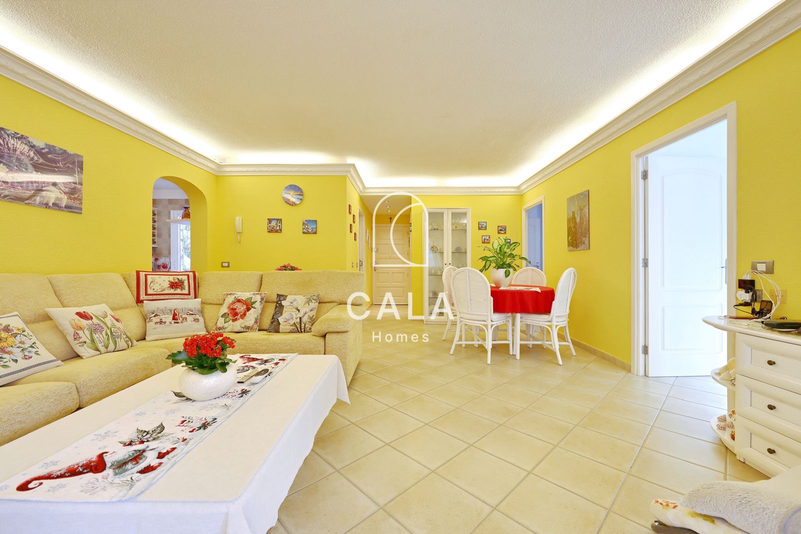 Beautiful Villa with Private Pool in Callao Salvaje