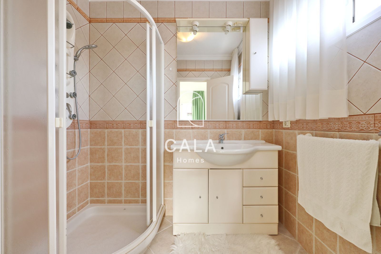 Beautiful Villa with Private Pool in Callao Salvaje