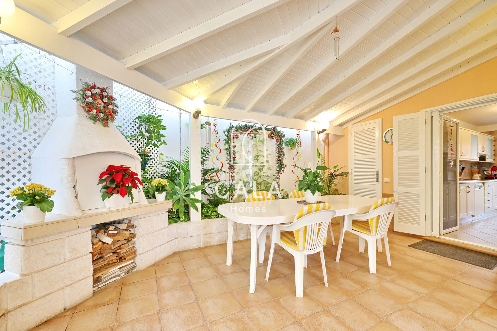 Beautiful Villa with Private Pool in Callao Salvaje