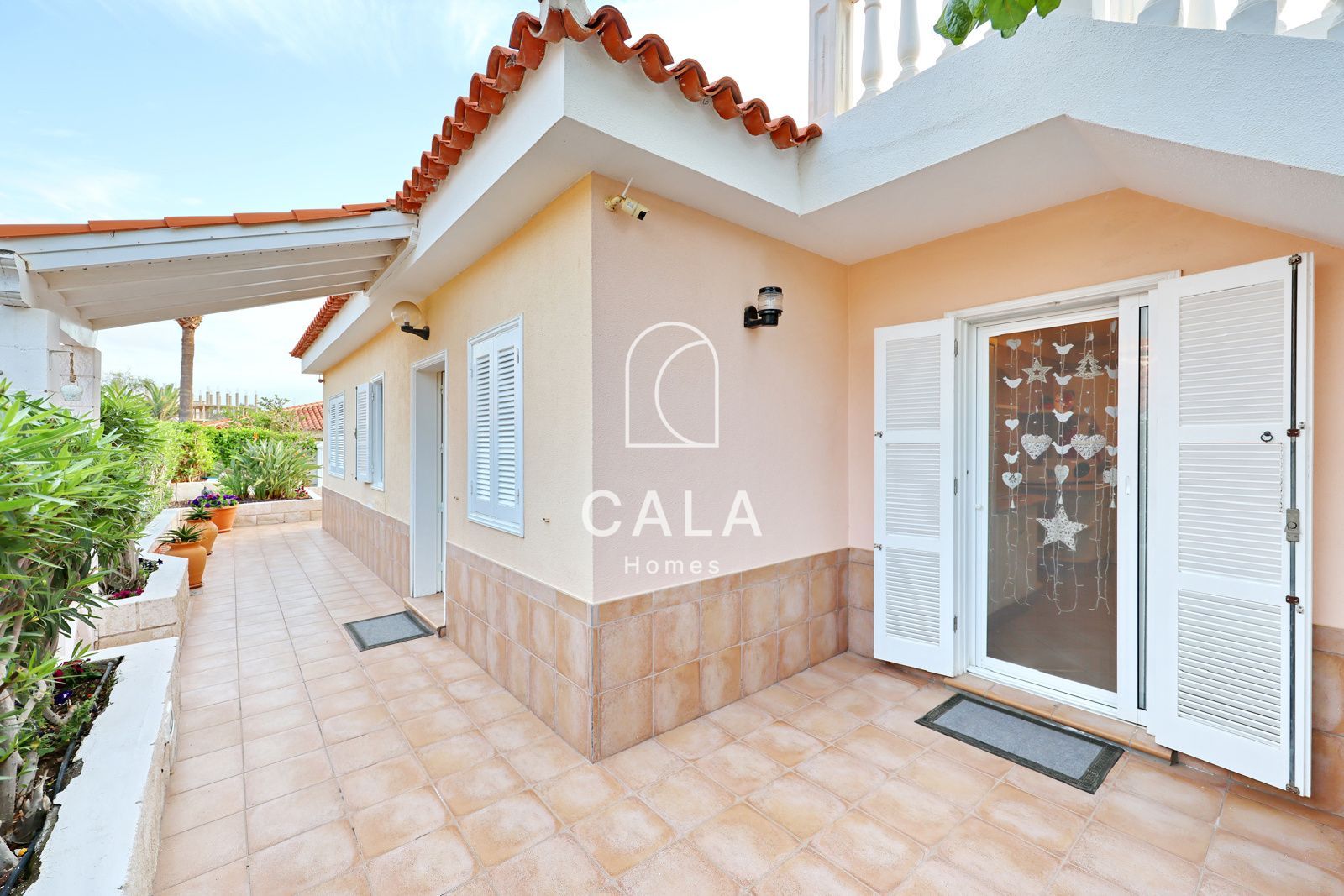Beautiful Villa with Private Pool in Callao Salvaje