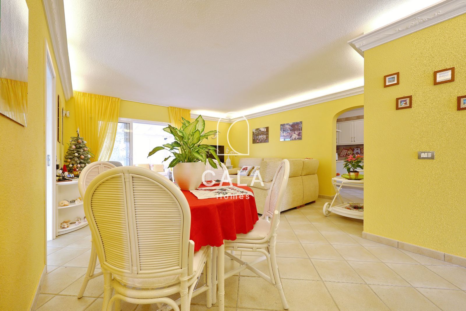 Beautiful Villa with Private Pool in Callao Salvaje