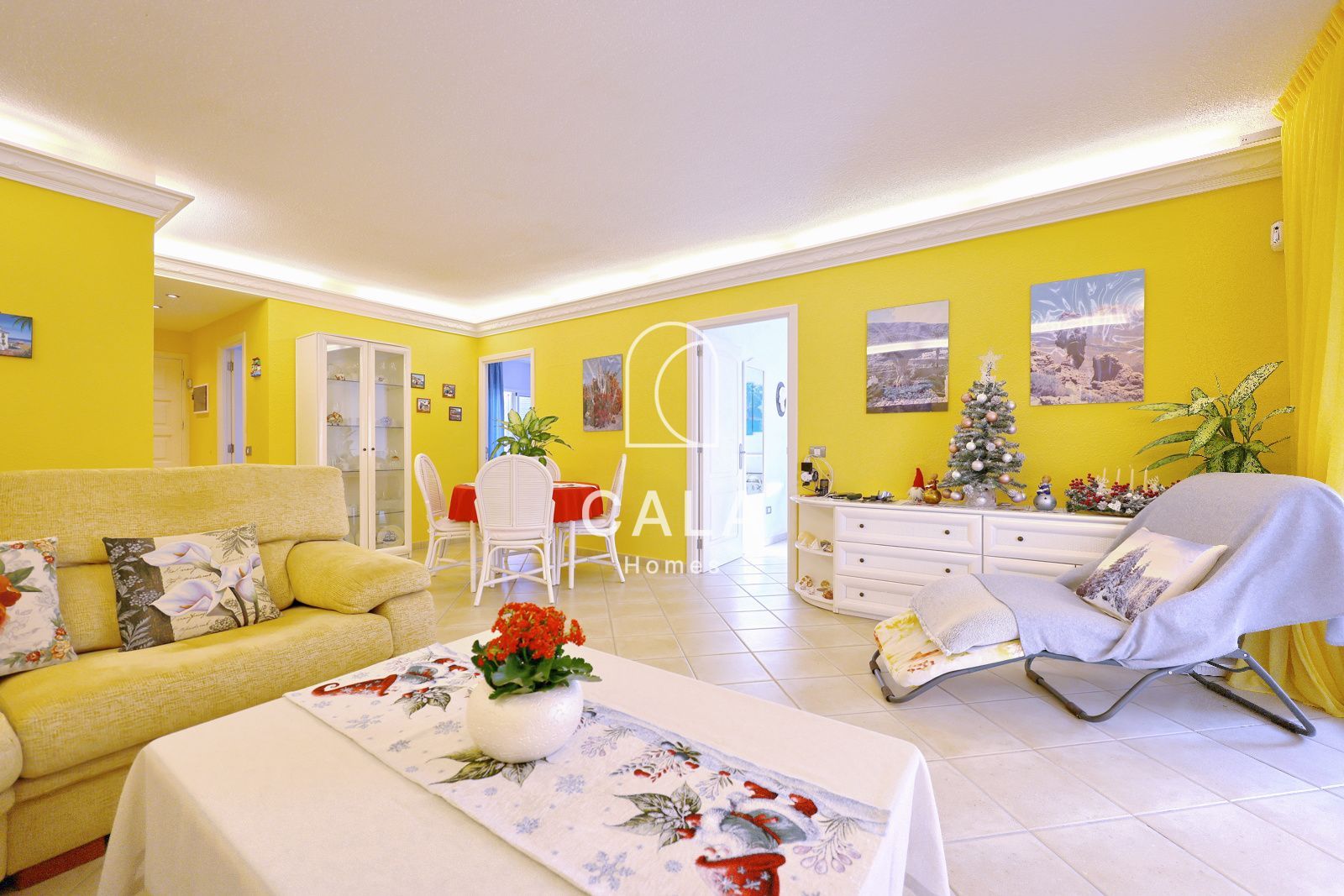 Beautiful Villa with Private Pool in Callao Salvaje