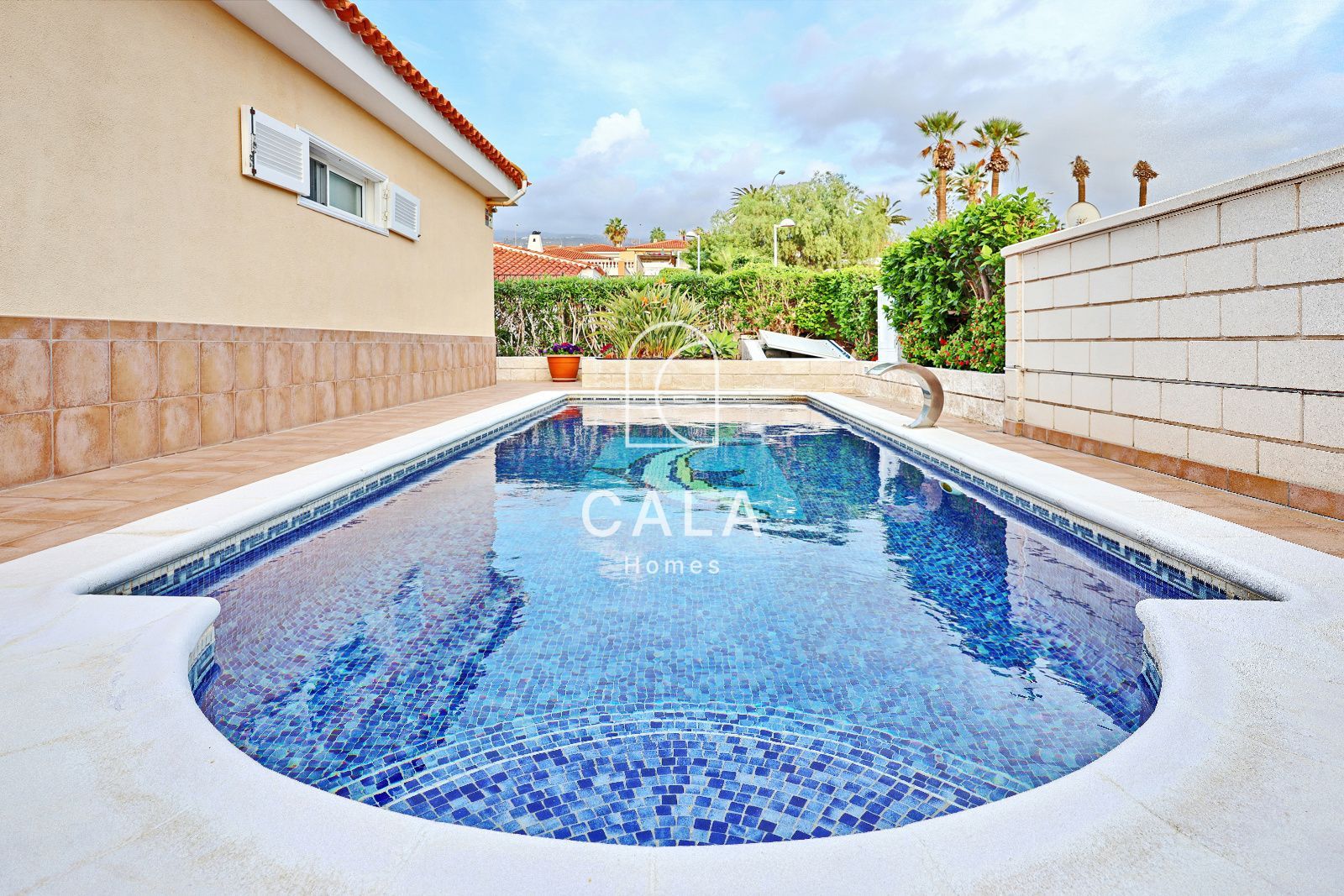 Beautiful Villa with Private Pool in Callao Salvaje